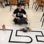 Gabriel Oliveira programando o robô de Resgate no Plano