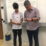 Felipe mostra ao aluno como usar o aplicativo