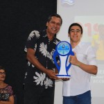 Daniel recebe seu troféu de Ricardo Barboa