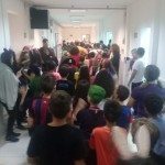 Os alunos saíram em bloquinho sendo puxados pela orquestra e tomaram os corredores da escola, animando todos em sa