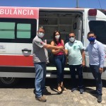 O diretor geral, Francisco Guedes, e a diretora admnistrativa, Isabella dos Santos,recebem a nova ambulância do Complexo de Patos