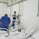 Técnicos fazem os últimos ajustes de equipamentos na nova UTI do Complexo de Patos