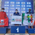 Os vencedores da prova dos 100 Costas no Campeonato Brasileiro disputado em Porto Alegre