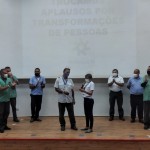 Fátima Araújo, da Semob, entregou ao motorista o certificado do Ser Humano Nota 10, um destaque criado este ano no Humanizar para reconhecer ações de solidariedade no trânsito