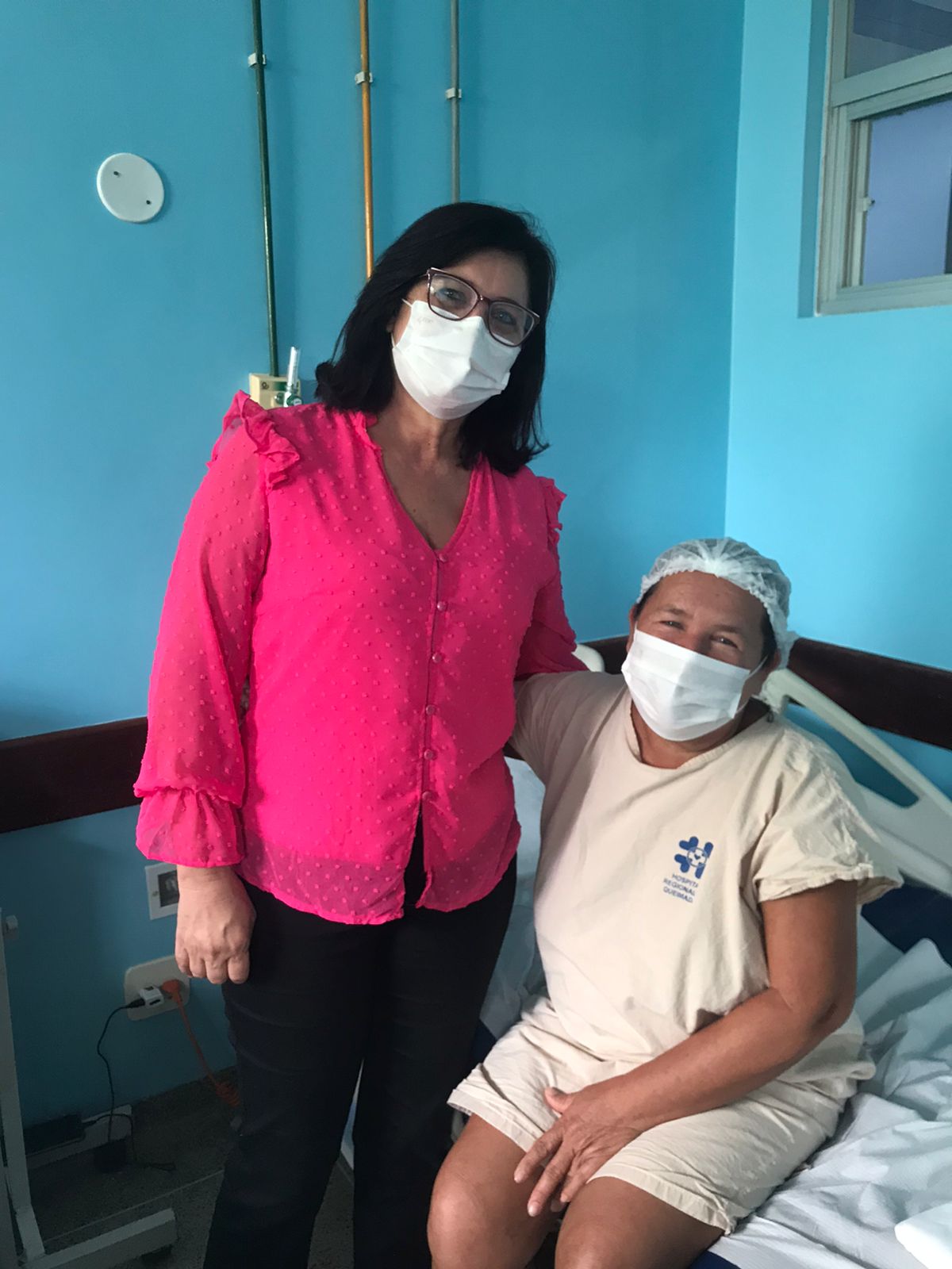 A diretora Administrativa Eva Cordeiro com uma das pacientes do hospital