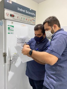 Profisionais da Gestec durante manutenção em um dos freezeres do Hemocentro, em João Pessoa