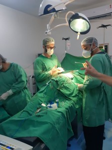 Das 21 cirurgias realizadas no plantão do final de semana, 17 foram de emergência
