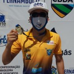 Daniel exibe sua primeira medalha do campeonato brasileiro de inverno juvenil