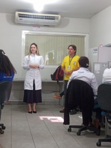 A fisioterapeuta Letícia Paz conduziu as sessões de ginástica laboral no primeiro dia da Sipat Unitrans