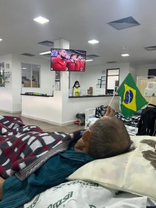 Duas TVs foram colocadas para que os pacientes pudessem acompanhar o jogo enquanto recebiam o tratamento