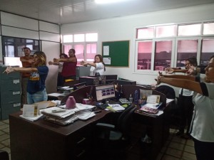 Funcionários do setor administrativo da Unitrans durante sessão de ginástica laboral