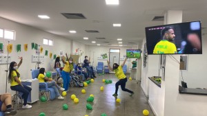 Um dos ambientes do hospital durante a transmissão do jogo do Brasil
