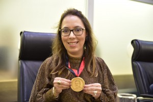 A Defensora Pública, Rivana Barreto Ricarte de Oliveira exibe sua medalha