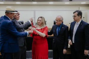 A entrega da Medalha a Dra. Maria de Fátima