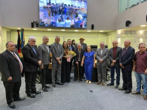 A homenageada, familiares, deputados e convidados