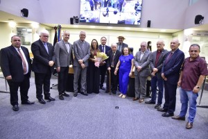 A homenageada, seus pais, José Ricarti e Ivonete, o esposo André, Jeová Campos, Buba Germano e Branco Mendes e convidados