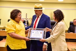 As colegas do delegado André Luiz,Dra. Maísa Félix e Dra. Cassandra Guimarães represebtaram o homenageado na solenidade