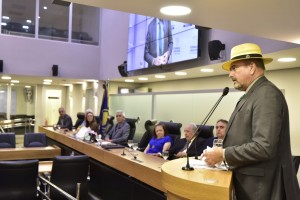 Deputado Jeová Campos no momento de seu pronunciamento