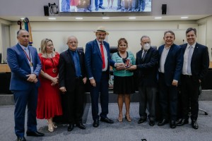 Deputados com a família de Chico Rolim e a juiza Dra.Maria de Fátima também homenageada