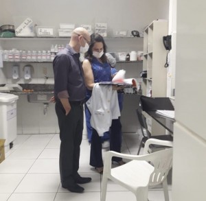 Dra. Jaqueline Andrade com um dos cootrdenadores do Prpjeto durante inspeção técnica