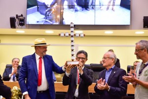 O Pe. Djacy recebeu de presente um réplica da Cruz de Lata