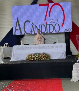 O Pe. José Ivanildo celebrou a missa em ação de graças