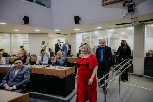 O deputado Branco Mendes conduziu a juíza homenageada