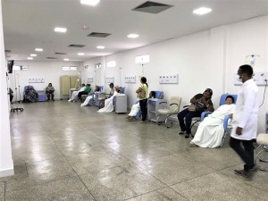 O espaço das sessões de quimioterapia do hospital atende até dez pacientes simultaneamente