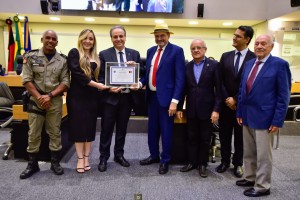 O homenageado, com os deputados Jeová Campos e Branco Mendes, e convidados