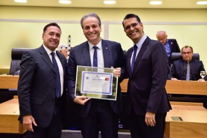 O homenageado ladeado por amigos