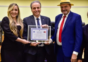 O juiz Giovanni Porto, com sua esposa, Dra. Anna Marcia e o deputado autor da propositura