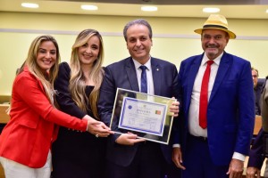 O mais novo Cidadão Paraibano exibe o título outorgado pela ALPB