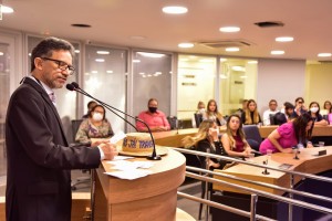 Pe. Djacy Brasileiro durante seu discurso de agradecimento