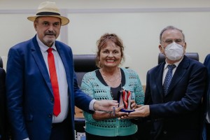a filha de Chico Rolim, Anacleide Augusta Rolim, recebeu a Medalha em homenagem ao seu pai