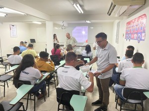 Cada participante recebeu um laço branco e um folder educativo antes da palestra