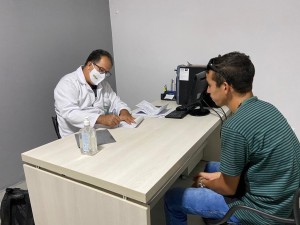 Dr. Tarcísio Campos em atendimento no consultório da Asplan, em João Pessoa