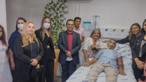 Diretor Geral, Francisco Guedes e equipe com o casal Kátia e Antônio Alves