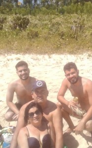 Kátia, Antônio e os dois filhos do casal, Kaike e Kelfanio