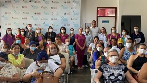 Pacientes que participaram da ação e equipe multiprofissional do Complexo de Patos