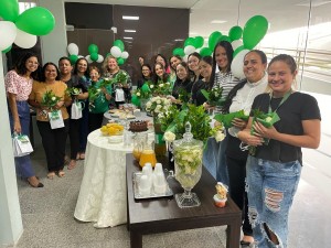 As funcionárias com seus brindes e rosa