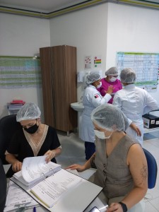 As profissionais do Hcor avaliando os indicadores do Hospital de Patos