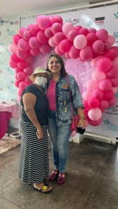 Dra. Nayhara Xavier, oncologista do Hospital do Bem, com uma de suas pacientes homenageadas