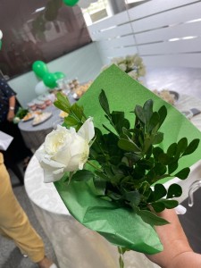 Foi entregue um botão de rosa a cada funcionária