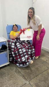 Paciente da quimioterapia recebendo seu presente