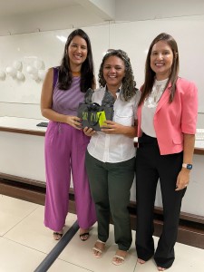 Uma das funcionárias ganhadoras do sorteio de brindes